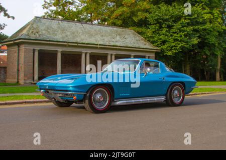 Années 1969 60 Blue American Chevy USA Chevrolet Corvette Stingray Cabriolet ; arrivée au Stanley Park Classic car Show annuel dans les jardins italiens. Stanley Park Classics Yesteryear Motor Show organisé par Blackpool Vintage Vehicle Preservation Group, Royaume-Uni. Banque D'Images