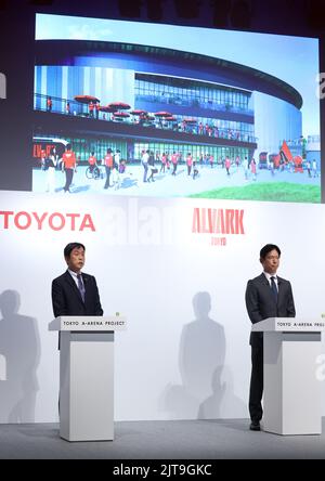 Tokyo, Japon. 29th août 2022. Le vice-président du géant automobile japonais, Shigeru Hayakawa (L), et l'équipe de basket-ball professionnelle de Toyota, Alvark Tokyo, président, Kunihiko Hayashi (R), annoncent la promotion de la nouvelle arène « Tokyo A-Arena » pour l'arène d'Alvark à Tokyo lundi, 29 août 2022. Toyota commencera à construire l'aréna à partir de l'année prochaine et sera terminée en 2025. Credit: Yoshio Tsunoda/AFLO/Alay Live News Banque D'Images