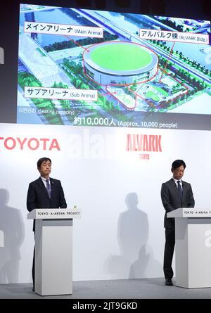 Tokyo, Japon. 29th août 2022. Le vice-président du géant automobile japonais, Shigeru Hayakawa (L), et l'équipe de basket-ball professionnelle de Toyota, Alvark Tokyo, président, Kunihiko Hayashi (R), annoncent la promotion de la nouvelle arène « Tokyo A-Arena » pour l'arène d'Alvark à Tokyo lundi, 29 août 2022. Toyota commencera à construire l'aréna à partir de l'année prochaine et sera terminée en 2025. Credit: Yoshio Tsunoda/AFLO/Alay Live News Banque D'Images