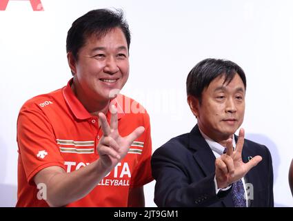 Tokyo, Japon. 29th août 2022. Shigeru Hayakawa (R), le vice-président de Toyota, géant automobile japonais, et Shunichi Kawai, le président de l'Association japonaise de volley-ball, se posent alors que Toyota annonce la promotion de la nouvelle arène « Tokyo A-Arena » pour l'arène d'Alvark à Tokyo lundi, 29 août 2022. Toyota commencera à construire l'aréna à partir de l'année prochaine et sera terminée en 2025. Credit: Yoshio Tsunoda/AFLO/Alay Live News Banque D'Images