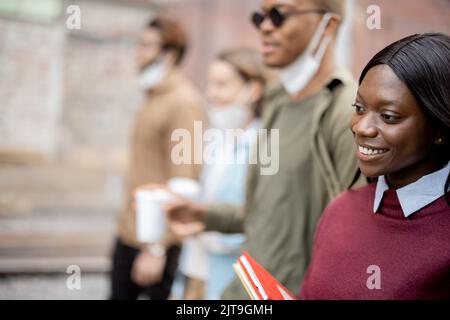 Étudiants marchant sur le territoire du campus universitaire Banque D'Images