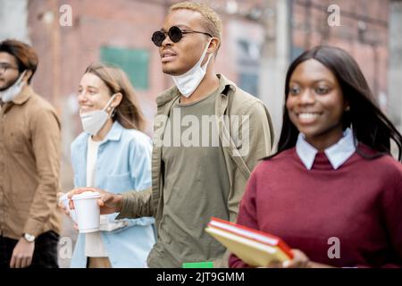 Étudiants marchant sur le territoire du campus universitaire Banque D'Images