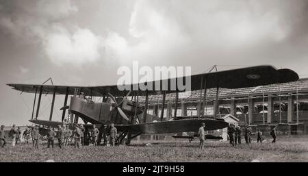 Un bombardier Handley page O/400 qui est entré en service en avril 1918, à la Royal Air Force à RAF Andover, Hampshire, Angleterre. Les avions ont été utilisés en France pour des attaques tactiques de nuit contre des cibles en France et en Belgique occupées par l'Allemagne et pour des bombardements stratégiques de cibles industrielles et de transport en Rhénanie. Banque D'Images