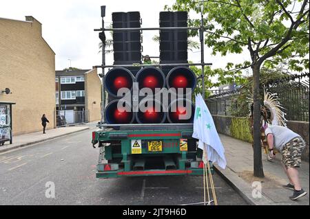 Londres, Royaume-Uni. 28 août, École de samba en train de devenir realdy pour le Carnaval de Notting Hill 2022. Crédit : voir Li/Picture Capital/Alamy Live News Banque D'Images