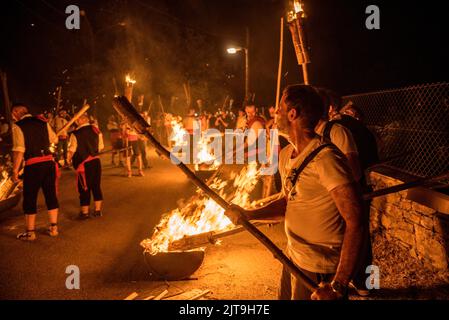 Festival de la descente aux flambeaux à la Pobla de Segur en l'honneur de la Vierge de Ribera, patrimoine immatériel de l'UNESCO dans les Pyrénées (Catalogne Espagne) Banque D'Images