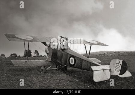 Un Nieuport 10, un biplan français de la première Guerre mondiale qui a rempli une grande variété de rôles, y compris de reconnaissance, de chasseur et d'entraîneur. Dans cette forme, le type a été utilisé comme un combattant avec une mitrailleuse Lewis sur l'aile supérieure. Rosnay, Marne, le 21 août 1915. Banque D'Images