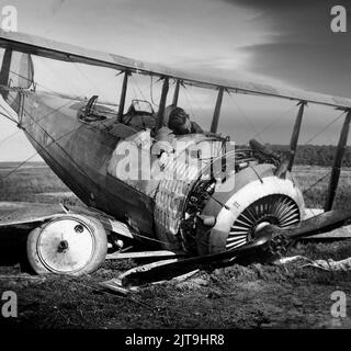 Mort pilote français dans le cockpit de son Salmson 2A2: Le Salmson 2 A.2, (souvent raccourci à Salmson 2) était un avion de reconnaissance biplan français développé et produit par Salmson à une exigence de 1916. Avec le Breguet 14, il a été le principal avion de reconnaissance de l'armée française en 1918 et a également été utilisé par les unités de l'aviation de la Force expéditionnaire américaine. À la fin de la première Guerre mondiale, un tiers des avions de reconnaissance français étaient Salmson 2s. Banque D'Images