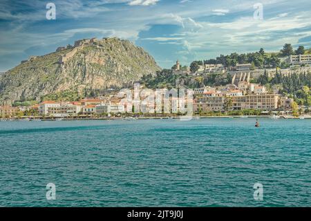 Vue sur la mer, les collines et la belle ville de Nafplio dans le Péloponnèse de Grèce Banque D'Images