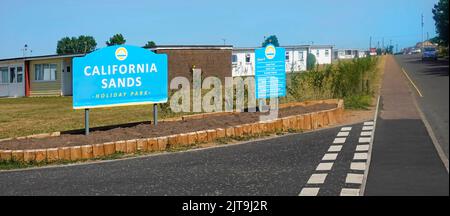 Entrée du parc Holiday et chalets en arrière de la route situé dans le village de California Sands sur la côte de Norfolk pour le public East Anglia England Banque D'Images