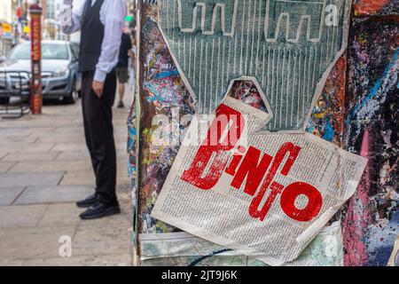 Art de rue dans la rue de brique avec Bingo Banque D'Images