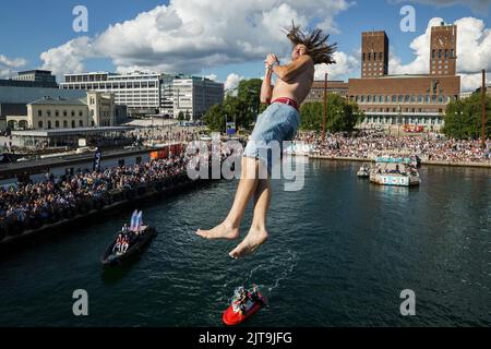 Oslo 20220827.Anders Rox Friberg lors de son premier saut à Døds 2022, également appelé le championnat du monde de Døds, à Raadhuskaia à Oslo. Photo: Heiko Junge / NTB Banque D'Images