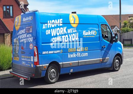 Vue latérale et arrière Kwick Fit Business installation de pneus de maison ou de travail service bleu Renault Master van garé à l'extérieur de la propriété résidentielle Essex Angleterre Royaume-Uni Banque D'Images