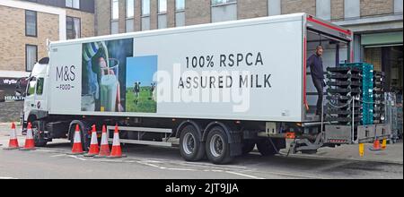 M&S camion et remorque articulée RRSPCA bien-être de la vache livraison à l'arrière du magasin Marks and Spencer Brentwood Essex Angleterre Royaume-Uni Banque D'Images