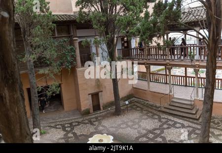 Alhambra Grenade Espagne - 09 14 2021: Vue sur la grille en fer forgé, appelée patio de la Reja, sur les palais Nasrides à l'intérieur du complexe de la forteresse de l'Alhambra Banque D'Images