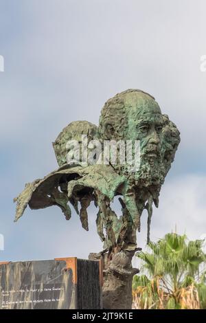 Badajoz, Espagne - 09 07 2022: Vue détaillée de la plus grande sculpture de trois poètes au rond-point Autonomy Bridge. Par le sculpteur Luis Martinez Banque D'Images