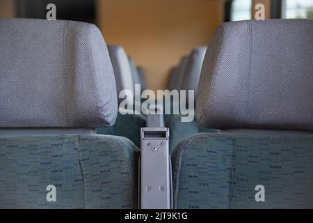 Intérieur de la voiture de train de voyageurs avec sièges Banque D'Images