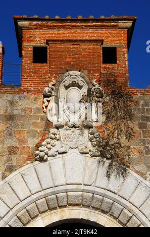 'Porta Nuova' (Nouvelle porte), une porte de la Renaissance sur les murs de la ville antique de Pise, érigée en 1562 Banque D'Images