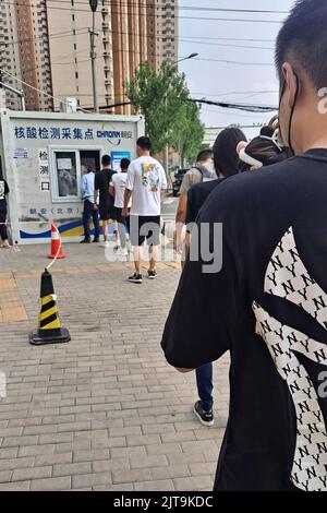 Un vertical de résidents qui font la queue pour des tests d'acide nucléique dans la rue sous la politique de la Chine zéro covid Banque D'Images