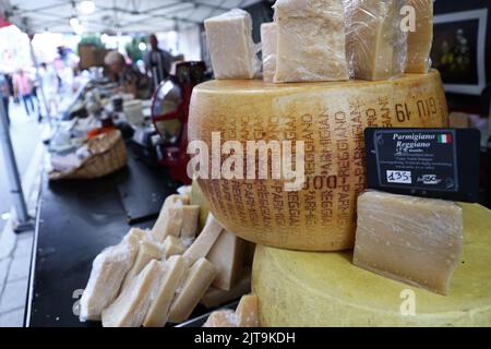 Salon international de la gastronomie au Linköping Stadsfest, Linköping, Suède, le vendredi soir. Sur la photo: Fromage Parmigiano Reggiano. Banque D'Images