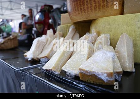 Salon international de la gastronomie au Linköping Stadsfest, Linköping, Suède, le vendredi soir. Sur la photo: Fromage Parmigiano Reggiano. Banque D'Images