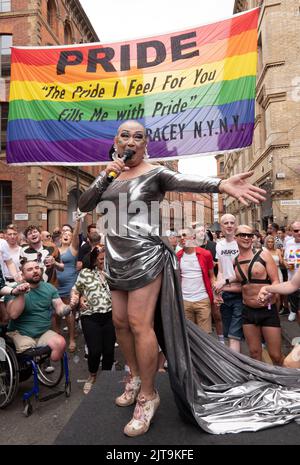 Manchester, Royaume-Uni. 28th août 2022. Drag Act Singer à l'extérieur du pub « New York, New York » à Manchester Pride le dimanche 28th août. Image garyroberts/worldwidefeatures.com Credit: GaryRobertschography/Alay Live News Banque D'Images