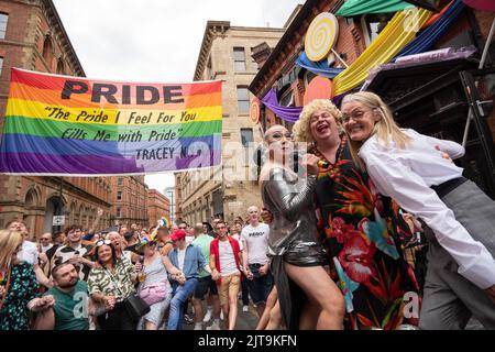 Manchester, Royaume-Uni. 28th août 2022. Drag Act Singers à l'extérieur du pub 'New York, New York' à Manchester Pride le dimanche 28th août. Image garyroberts/worldwidefeatures.com Credit: GaryRobertschography/Alay Live News Banque D'Images