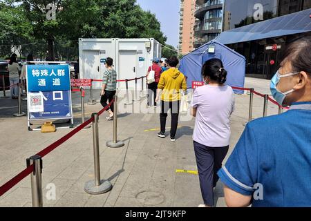 Les habitants qui font la queue pour des tests d'acide nucléique dans la rue sous la politique chinoise de zéro covid Banque D'Images