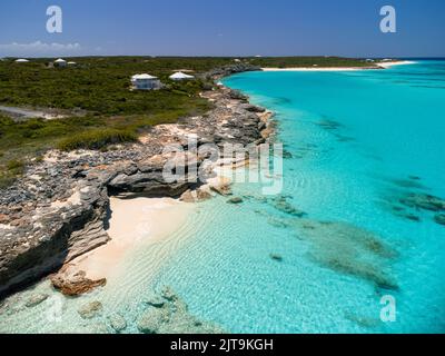 Vue panoramique sur une plage rocheuse couverte de verdure à San Salvador, aux Bahamas Banque D'Images