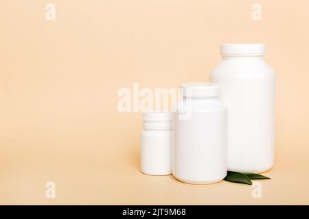 suppléments de pilules avec médicament bouteille soins de santé et médical vue de dessus. Comprimés de vitamines. Vue de dessus bouteille de maquette pour pilules et vitamines avec leav vert Banque D'Images