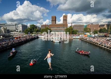Oslo 20220827.Anders Rox Friberg lors de son premier saut à Døds 2022, également appelé le championnat du monde de Døds, à Raadhuskaia à Oslo. Photo: Heiko Junge / NTB Banque D'Images