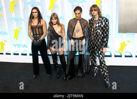 New Jersey, Etats-Unis, 28 août 2022. Damiano David, Victoria de Angelis, Thomas Raggi et Ethan Torchio de Maneskin ont assisté aux MTV Video Music Awards 2022, VMA, au Prudential Center de Newark, New Jersey, Etats-Unis, le 28 août 2022. Banque D'Images