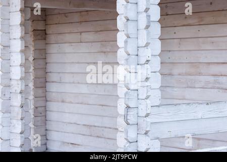piliers en bois peints en blanc en planches croisées Banque D'Images
