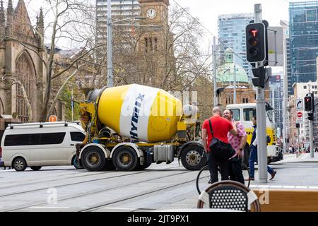 Véhicule camion en béton Hymix Ready Mix dans le centre-ville de Sydney livrant du béton à un projet de construction, Sydney, Nouvelle-Galles du Sud, Australie Banque D'Images