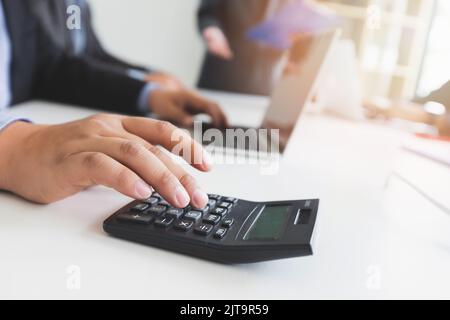 Financial Business homme Comptabilité calcul des coûts Budget économique investissement et économie concept Banque D'Images
