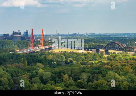 Blick von der Halde Rheinpreußen auf die Rheinbrücke der Autobahn A42 und Haus-Knipp-Eisenbahnbrücke am Rhein BEI Duisburg, Moers, Nordrhein-Westfale Banque D'Images