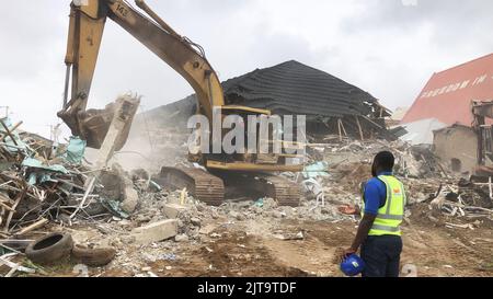 Abuja, Nigéria. 29th août 2022. Des secouristes sur les lieux d’un immeuble qui s’est effondré à Kubwa, dans la banlieue d’Abuja, la capitale du Nigeria. Deux personnes ont été confirmées mortes après l'effondrement d'un bâtiment de trois étages en reconstruction. Crédit : CIC de la majorité mondiale/Alamy Live News Banque D'Images