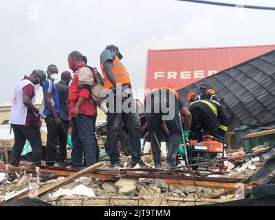 Abuja, Nigéria. 29th août 2022. Des secouristes sur les lieux d’un immeuble qui s’est effondré à Kubwa, dans la banlieue d’Abuja, la capitale du Nigeria. Deux personnes ont été confirmées mortes après l'effondrement d'un bâtiment de trois étages en reconstruction. Crédit : CIC de la majorité mondiale/Alamy Live News Banque D'Images