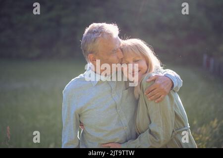 Portrait d'un couple aîné affectueux qui s'embrasse dans la nature. Banque D'Images