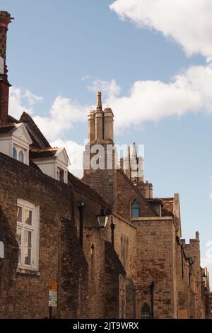 Vue sur les cheminées architecturales Tudor dans le centre-ville d'Ely, Cambridgeshire, montrant le côté historique de la ville Banque D'Images