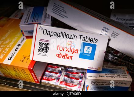 Bengale-Occidental, Inde. 29th août 2022. Le célèbre médicament contre le diabète de type 2 d'AstraZeneca, Dapagliflozine, connu sous le nom de Forxiga (UE) ou Farxiga (États-Unis), a entraîné une réduction significative du risque d'hospitalisation et de décès chez les personnes atteintes de tous les types d'insuffisance cardiaque en tant que premier médicament contre l'insuffisance cardiaque, Selon les données d'étude de 'DELIVER' publiées par le congrès de la Société européenne de cardiologie à Barcelone. La Forxiga, appartenant à une classe de médicaments appelés SGLT2 inhibiteurs, est exposée dans une pharmacie à Tehatta. Crédit : CIC de la majorité mondiale/Alamy Live News Banque D'Images