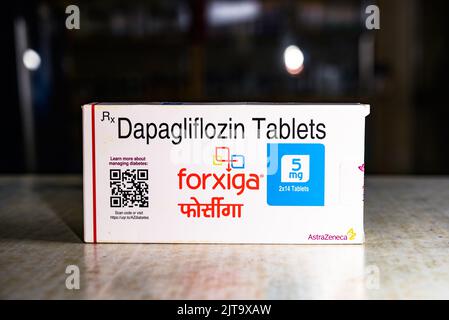 Bengale-Occidental, Inde. 29th août 2022. Le célèbre médicament contre le diabète de type 2 d'AstraZeneca, Dapagliflozine, connu sous le nom de Forxiga (UE) ou Farxiga (États-Unis), a entraîné une réduction significative du risque d'hospitalisation et de décès chez les personnes atteintes de tous les types d'insuffisance cardiaque en tant que premier médicament contre l'insuffisance cardiaque, Selon les données d'étude de 'DELIVER' publiées par le congrès de la Société européenne de cardiologie à Barcelone. La Forxiga, appartenant à une classe de médicaments appelés SGLT2 inhibiteurs, est exposée dans une pharmacie à Tehatta. Crédit : CIC de la majorité mondiale/Alamy Live News Banque D'Images