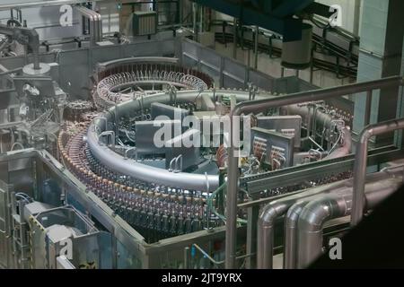 Chaîne de production de bière - tapis convoyeur avec bouteilles en plastique Banque D'Images