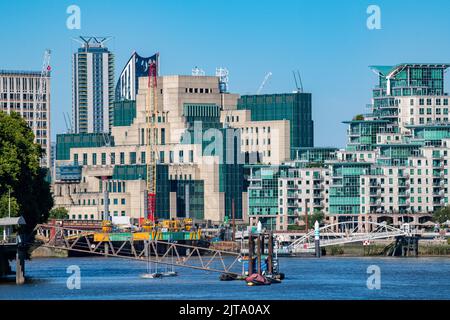 St George's Wharf, un neuf Elms, l'ambassade américaine et les développements autour de Vauxhall Cross Banque D'Images