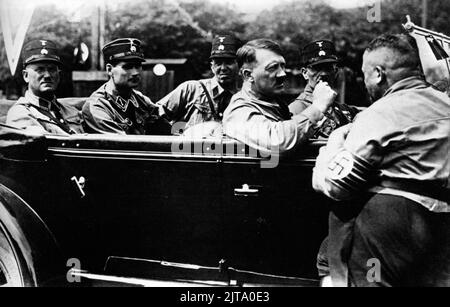Une photo d'époque vers août 1929 à Nuremberg montrant le futur dictateur nazi allemand Adolf Hitler dans une voiture Mercedes à toit ouvert avec des membres du parti nazi en uniforme de soldat de tempête lors d'un rassemblement de parti. Aussi sur la photo sont de gauche à droite Ulrich Graf, Rudolf Hess, Schaut et Michael Steinbinder Banque D'Images