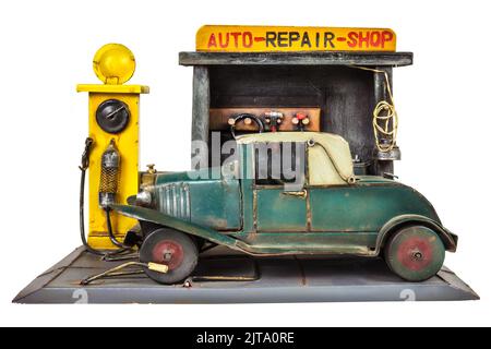 Magasin de réparation de voiture rétro jouet isolé sur un fond blanc Banque D'Images