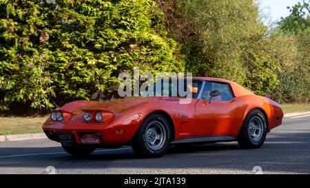 Voiture classique 1975 de la Corvette Stingray de Chevrolet orange avec phares à extinction éclair Banque D'Images