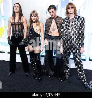 NEWARK, NEW JERSEY, Etats-Unis - AOÛT 28 : Ethan Torchio, Victoria de Angelis, Damiano David et Thomas Raggi de Måneskin (Maneskin) arrivent aux MTV Video Music Awards 2022 qui se tiennent au Prudential Center de 28 août 2022 à Newark, New Jersey, Etats-Unis. (Photo de Xavier Collin/image Press Agency) Banque D'Images