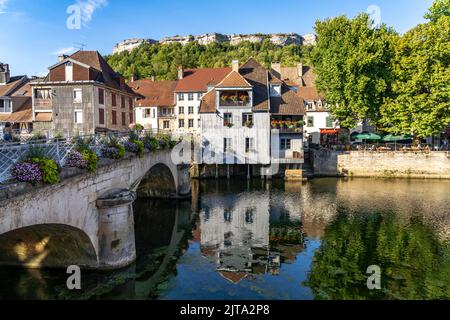 Häuser der Altstadt und die Bruecke Grand Pont am Fluss Loue in Ornans, Bourgogne-Franche-Comté, Frankreich, Europa | Maisons de la vieille ville le long du fleuve Banque D'Images