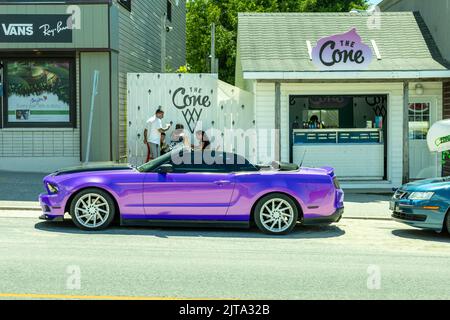 Peinture mauve personnalisée sur Un cabriolet Ford Mustang à l'extérieur du magasin de crème glacée Cone à Sauble Beach Ontario Canada automobile personnalisée Banque D'Images