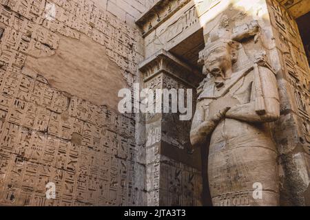 Anciennes statues égyptiennes du Medinet Habu, temple mortuaire de Ramsès III, près de Louxor, Égypte Banque D'Images